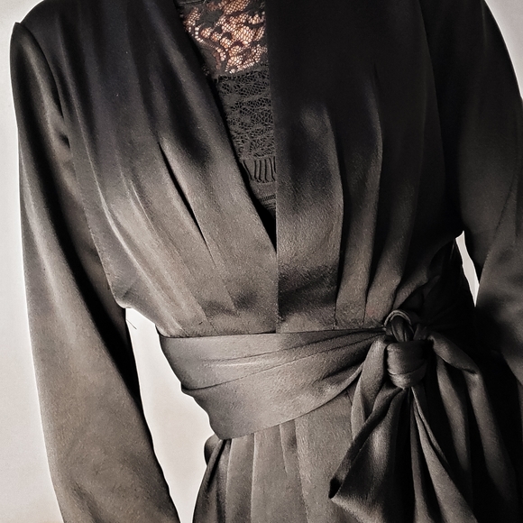 Blazer en satin avec une boucle - Picture 3 of 3